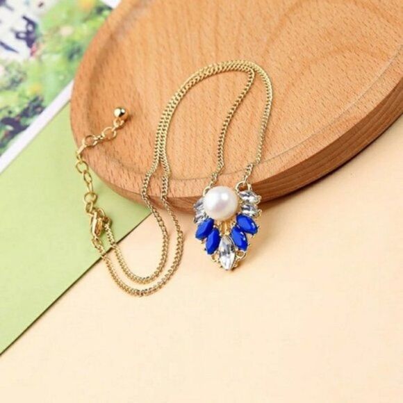 Blue Resin Rhinestone Pearl Minimalist Gold Pendant Necklace - Picture 6 of 9